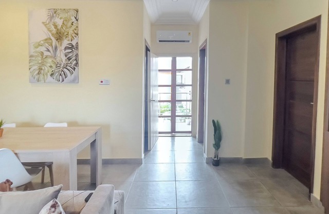 Cozy & Spacious 2BD APT w/QUEENbeds WIFI & Netflix East Legon
