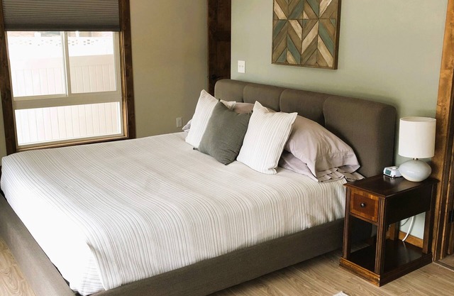 Cozy spacious king bed suite, In the heart of Historic Helena, Montana!