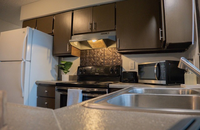 Cozy Stay- Located minutes from the LaCrosse Regional Airport! Pet Friendly!