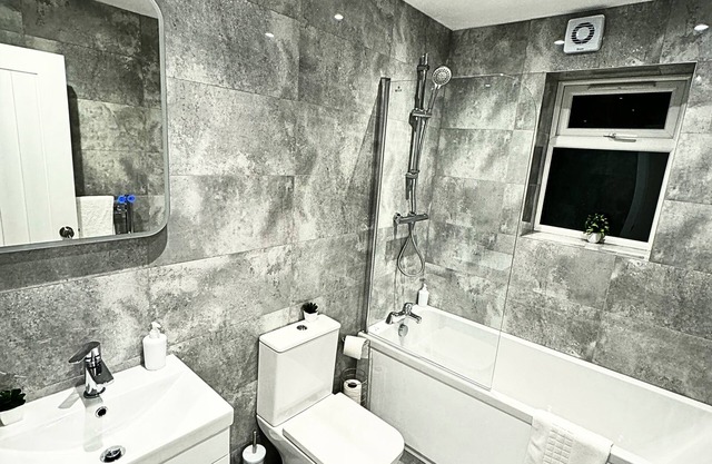 Cozy Stay Near Heathrow Airport with EV Charger