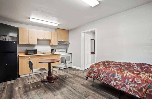 (Cozy studio, 2BED, 1BA, w/ kitchen)