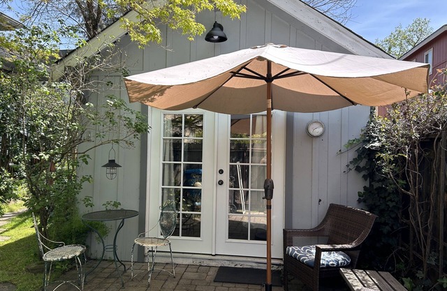 Cozy Studio Cottage in Old Downtown Petaluma