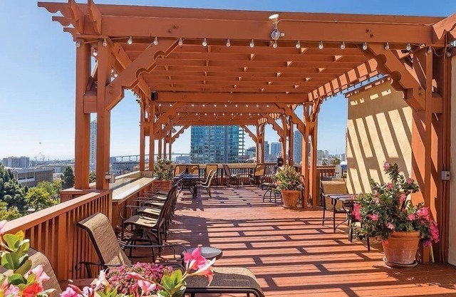 Cozy studio hotel room in downtown San Diego. Sleeps up to 3