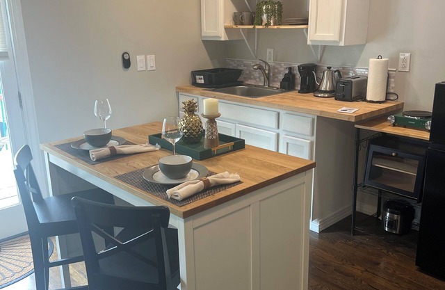 Cozy studio in adorable Nashville with WiFi, AC