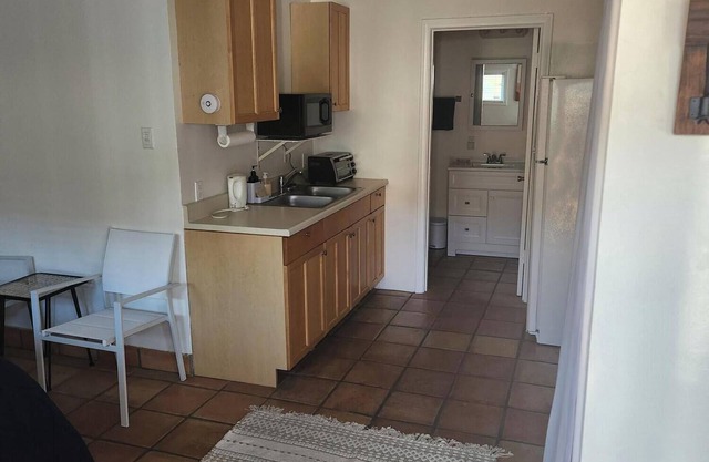 Cozy studio in peaceful Goleta, 10 minute drive from Downtown Santa Barbara