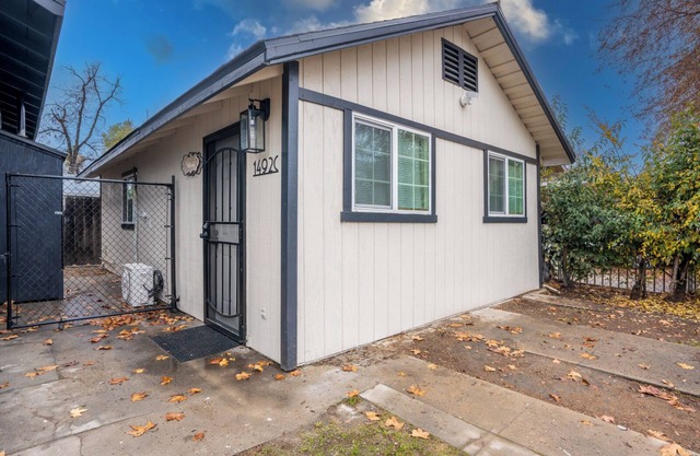 Cozy studio in Tower district with WiFi, AC