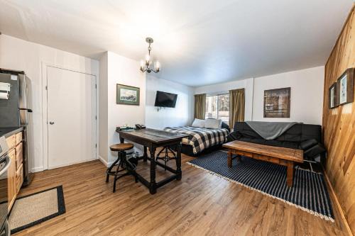 Cozy Studio w/Kitchen #112 at Donner Lake Village