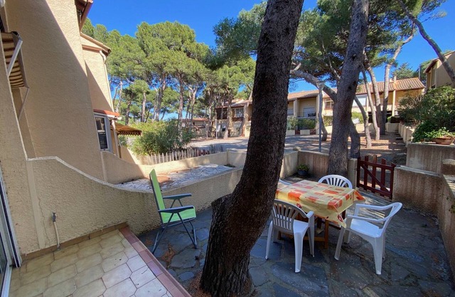 Estudio con cabina para 4 personas, cerca de playa, con terraza grande y aparcamiento privado
