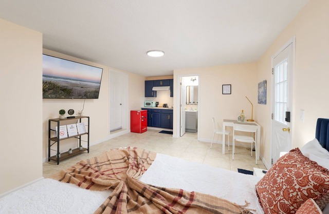 Private Studio with Independent Entrance in Jacksonville