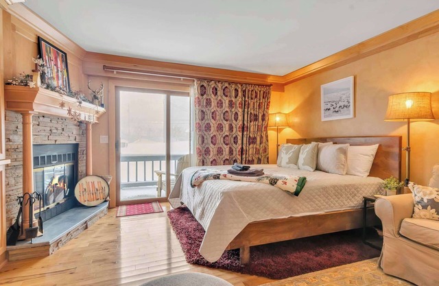 Cozy Studio with Fireplace, King Bed, A/C