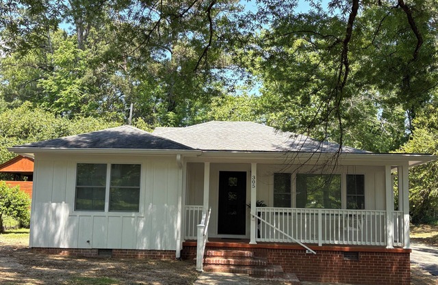 Cozy & Stylish 3 Bedroom Black and White Cottage. Perfect for Families & Groups!