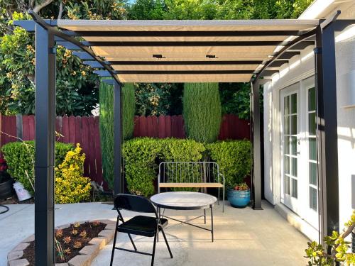 Cozy Suite with Private Patio Close to Downtown and UC Davis Medical Center