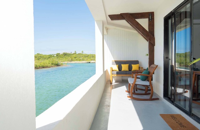 Cozy Waterfront Stay | Balcony | Fire Pit | Gazebo