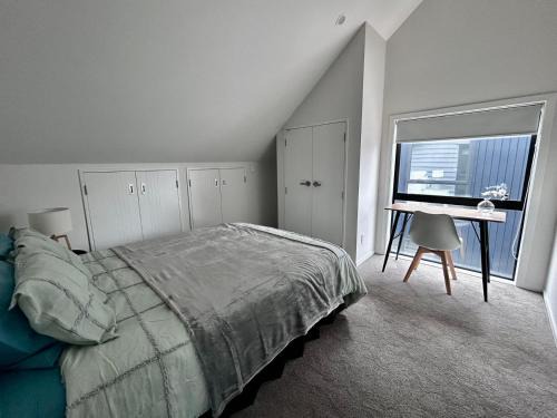 Cozy Top-Floor Stay with Private Bathrooms & Free Parking