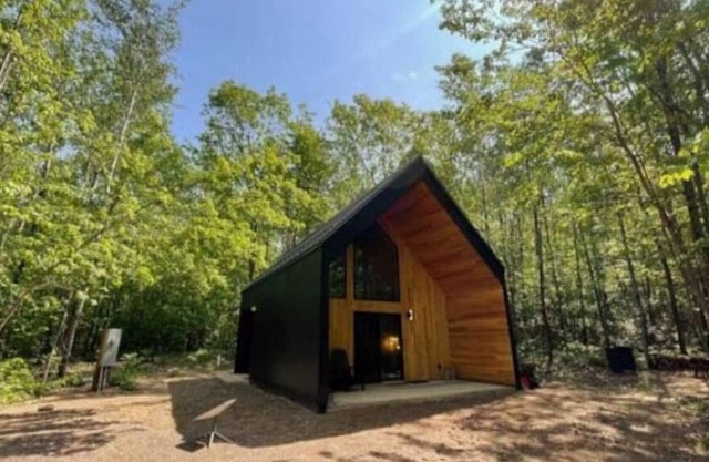 Cozy Trailside Nordic Chic Nature Cottage