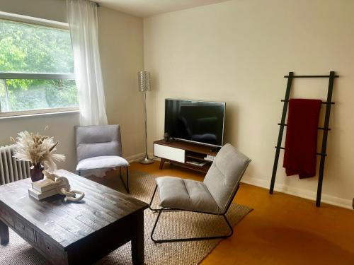 Cozy Upper Beaches Apartment