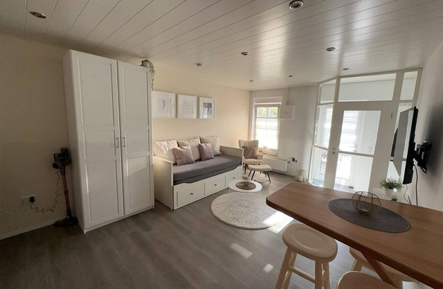 Cozy vacation apartment with canopy 5 minutes from the harbour