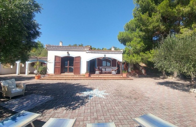 Cozy villa with sea view.