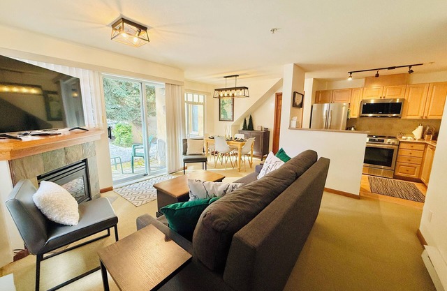 Village Townhome- Free Parking, Sleeps 4