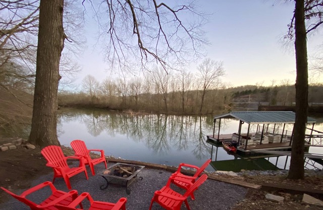 Cozy Waterfront Cottage w/ Spa - The Birdhouse