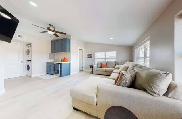 Cozy Waterfront With Deck