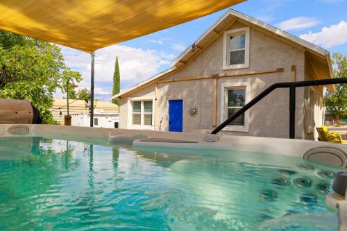 Cozy Zion farmhouse, cool or hot swim spa, fireplace & firepit