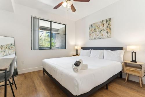 CozySuites Glendale - Westgate with pool 12