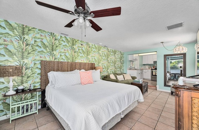 Crane Creek Inn Dolphin Suite: Waterfront Pool!