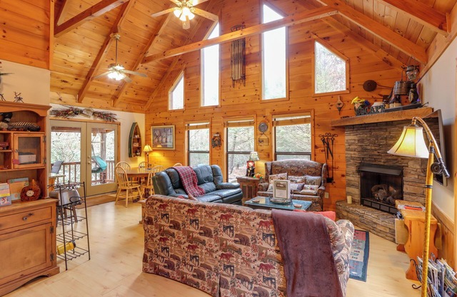 'Creek Bend Escape' w/ Hot Tub + River Views!