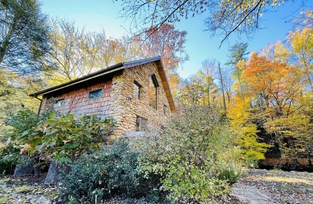 Stone Cottage Creekside con jacuzzi - Recién disponible