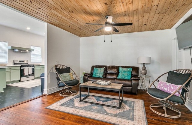 Crescent Clean and Ready! Wi-fi. Sleeps 7. Pets OK!