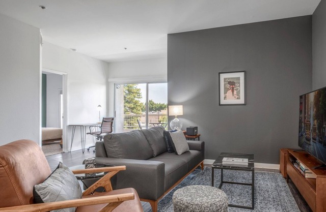 Crisp 2BR w/ Gym + Pool in central Hollywood, close to WeHo by Blueground