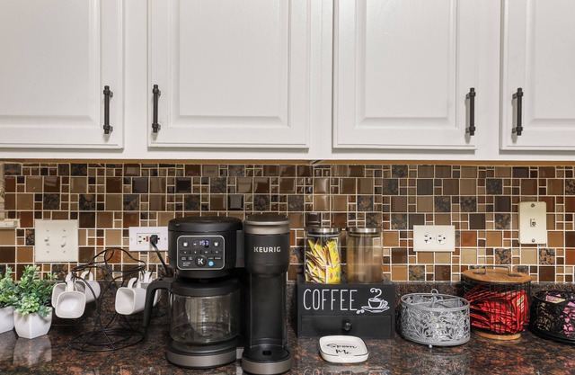 Crisp: Spacious 5BR - 2.5 BT house in Carol Stream