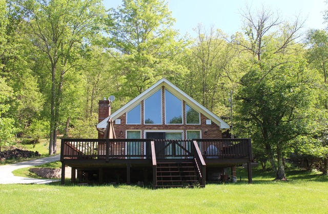 Riverside Escape - Cottage con encanto w / Fire Pit, WIFI, cubierta espaciosa, y mucho más!