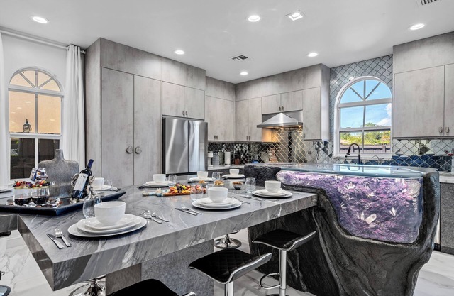 Crystal Lights & Starry Nights - close to beach, FLL, Port, Las Olas, and more!