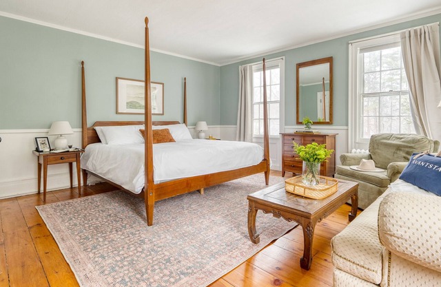 Curtis Room at Egremont Village Inn by AvantStay | Live Music & Bar