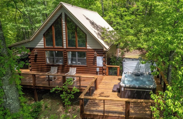 Rodeado de hermosas vistas y toneladas de follaje de montaña. ¡Bañera de hidromasaje!