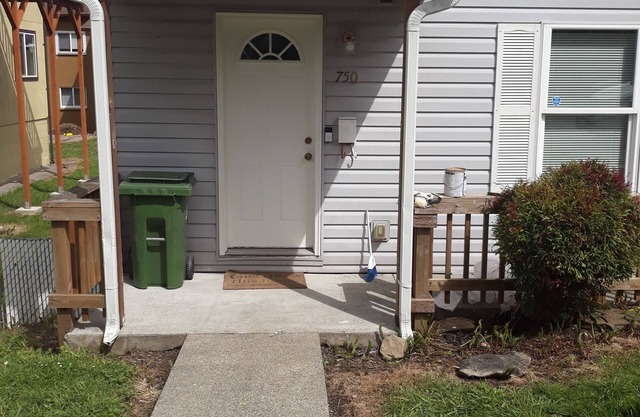 Cute 2 bed 1 bath fully furnished, close to shops, restaurant, Ming park.