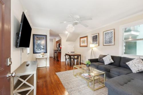Cute 2Bed 1 bath 1half bath, 7 blocks from French Q steps to Jazz venues, free gated parking incl