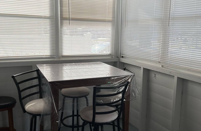 Cute, clean, cozy and pet friendly cottage that is 10 minute walk to the strip.