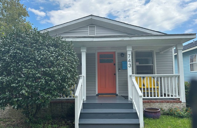 Cute cottage in The Cargo District!