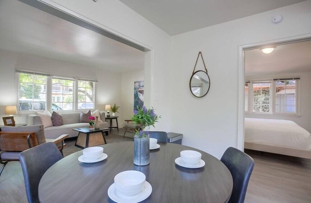 Cute Cottage ★ Steps to Windansea Beach ★ Dogs Ok