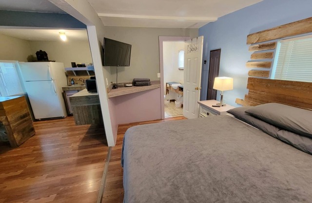 Cute Cozy Private Tiny Home 2 miles to downtown