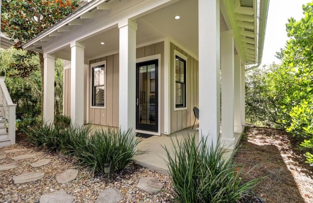 Cute little Cottage! Perfect Getaway! 2 Pools! SLEEPS 4!