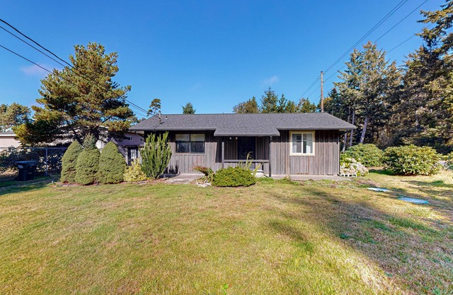 Cute Quaint Cabin by the Sea, w/ fire pit, wood-burning fireplace & WIFI
