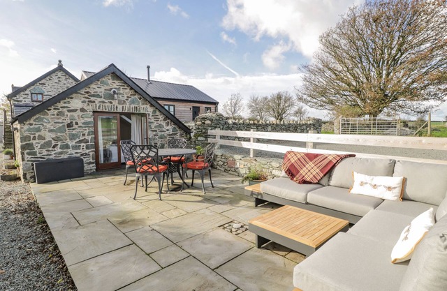 Cwch Gwenyn, LLANFACHRAETH