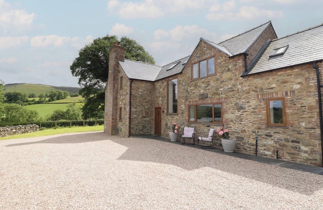 CWMWR, family friendly, character holiday cottage in Penybontfawr