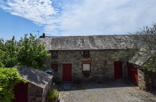Esta tranquila y acogedora casa de campo tradicional galesa con vistas al mar está cerca de Pembrokeshire Coasta.