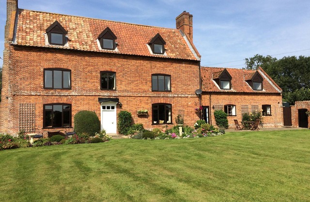 Dairy Cottage, Norfolk - 17th Century Self-Contained Cottage, Beautiful Garden