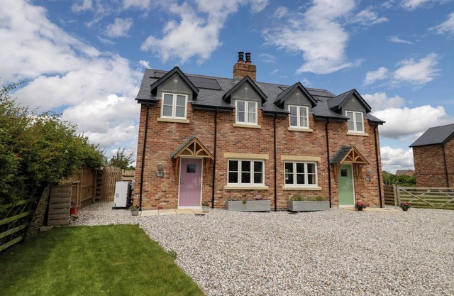 DAISY COTTAGE, pet friendly, character holiday cottage in Tysoe